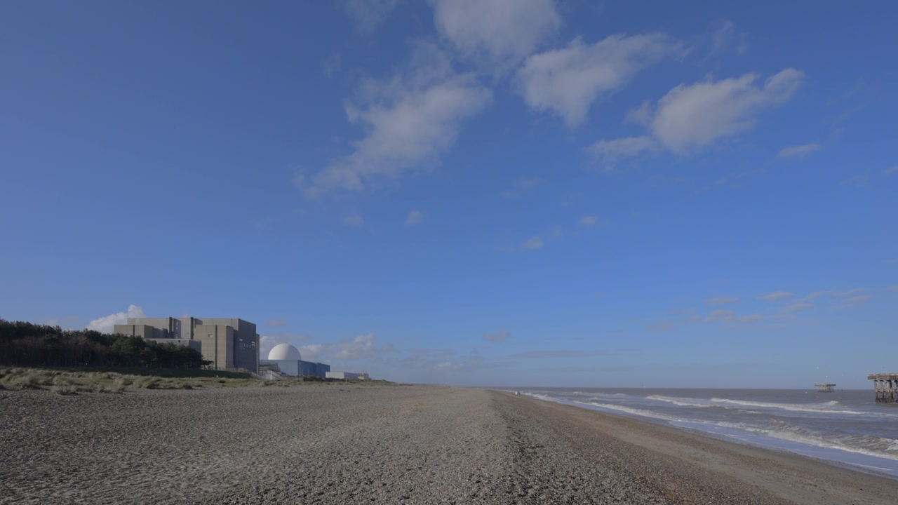 英国萨福克郡的Sizewell海滩和核电站视频素材画面2