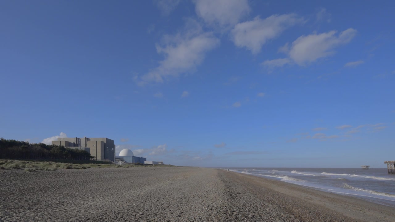 英国萨福克郡的Sizewell海滩和核电站视频素材画面3
