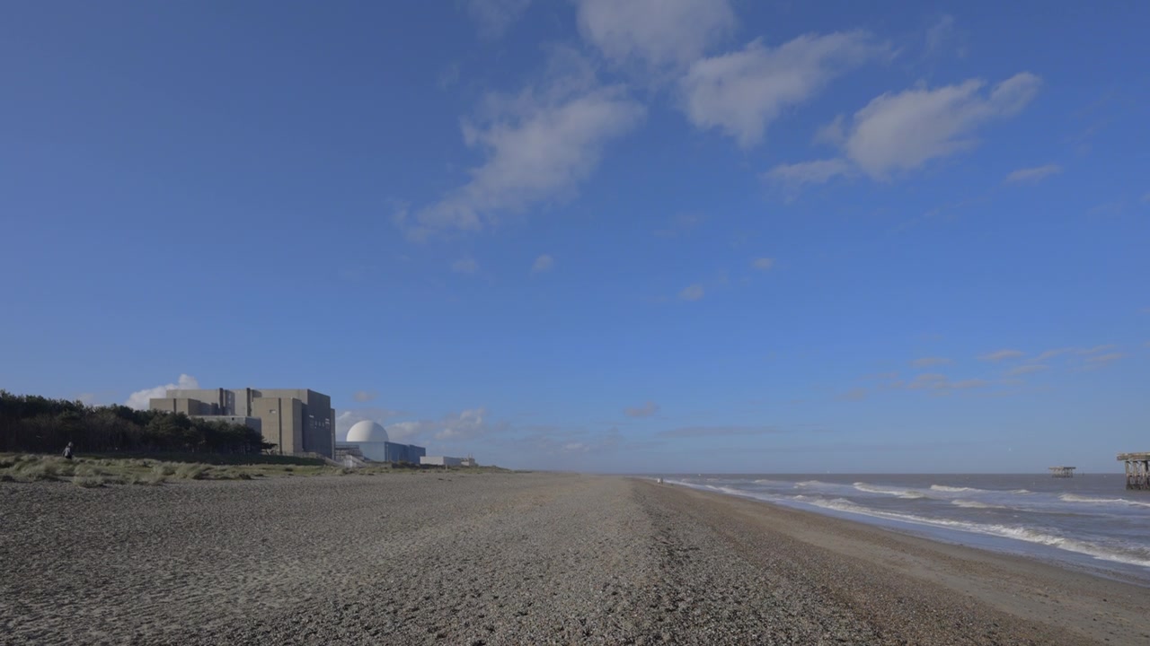 英国萨福克郡的Sizewell海滩和核电站视频素材画面4