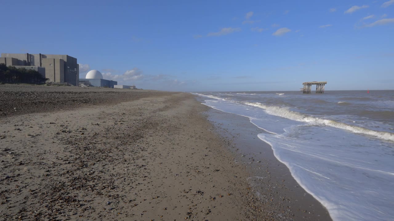英国萨福克郡的Sizewell海滩和核电站视频素材画面1