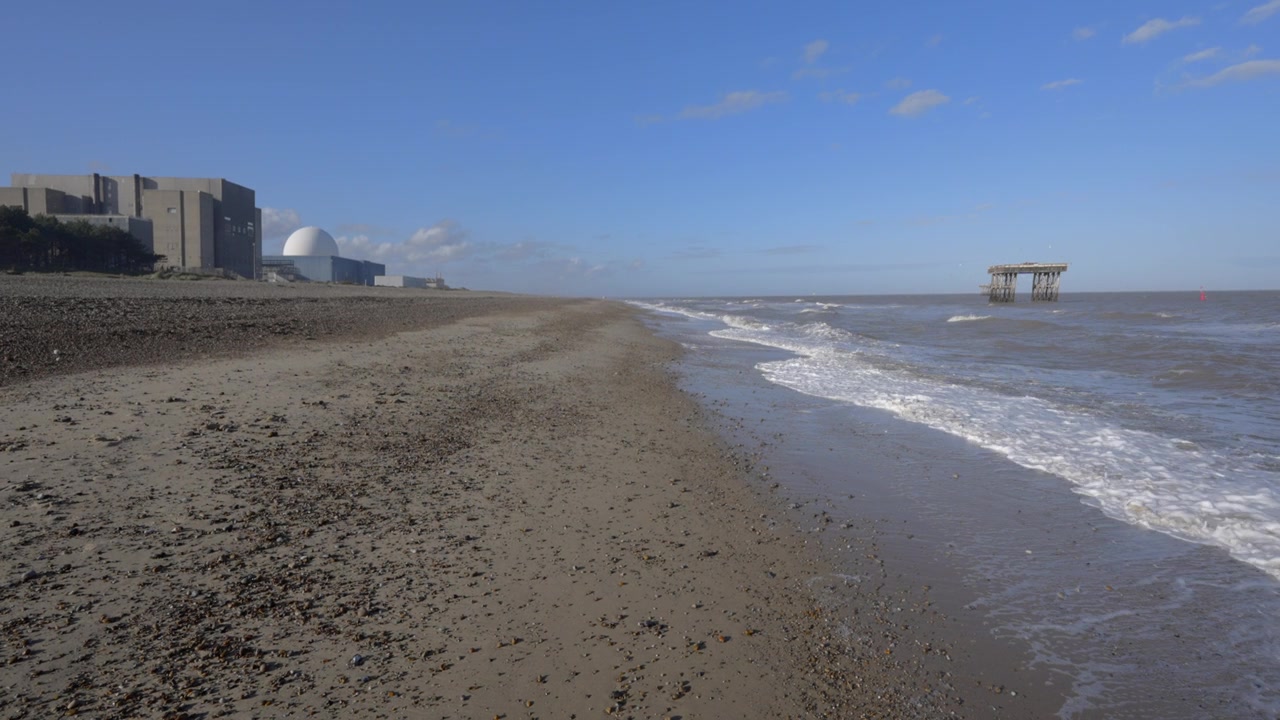 英国萨福克郡的Sizewell海滩和核电站视频素材画面2