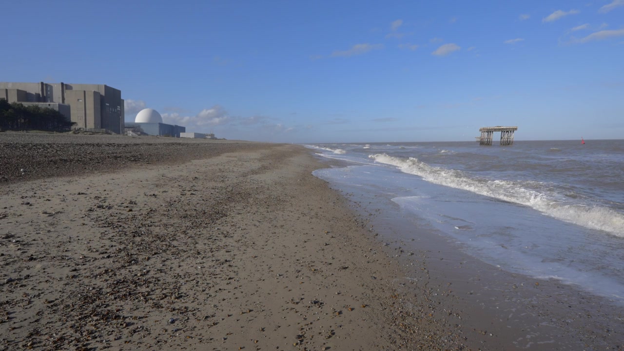 英国萨福克郡的Sizewell海滩和核电站视频素材画面3