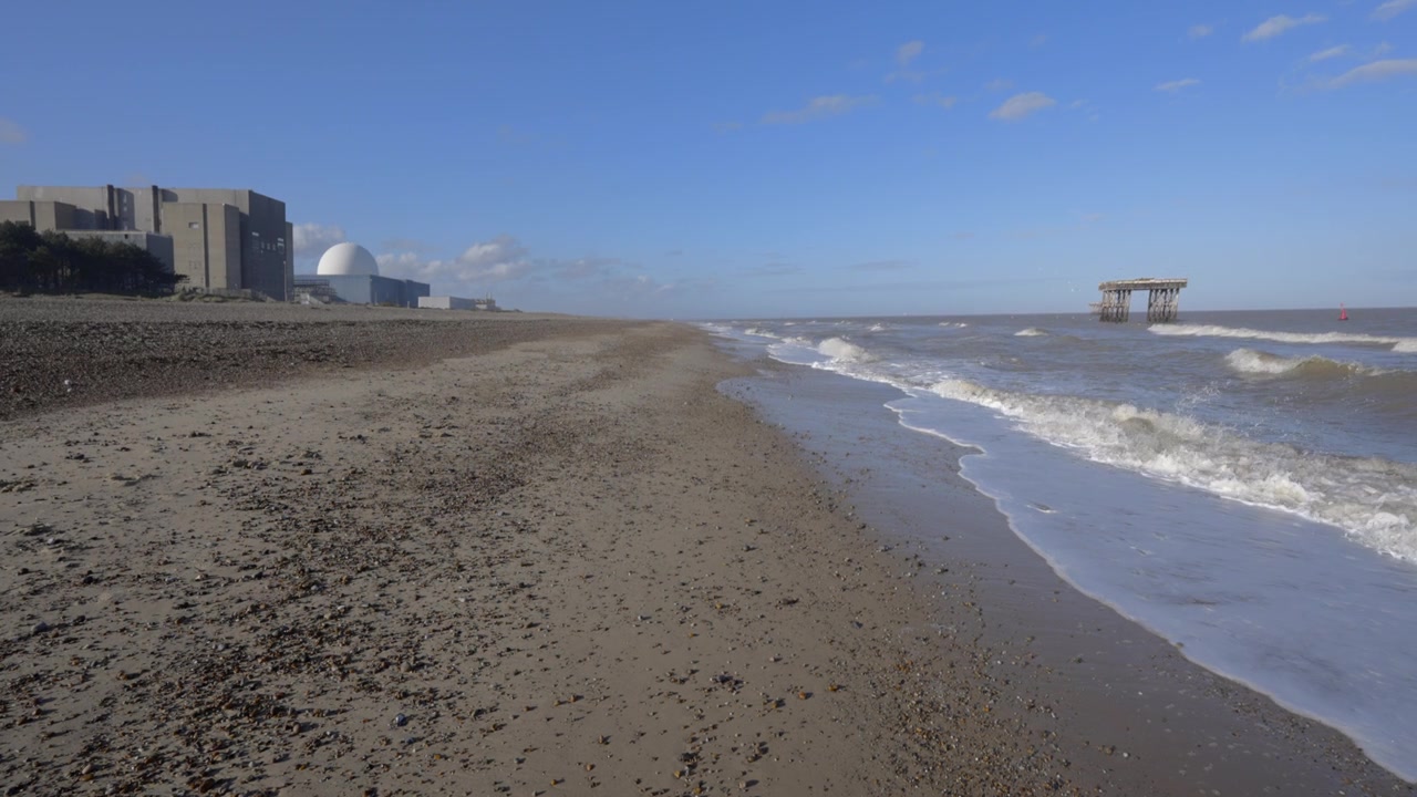 英国萨福克郡的Sizewell海滩和核电站视频素材画面4