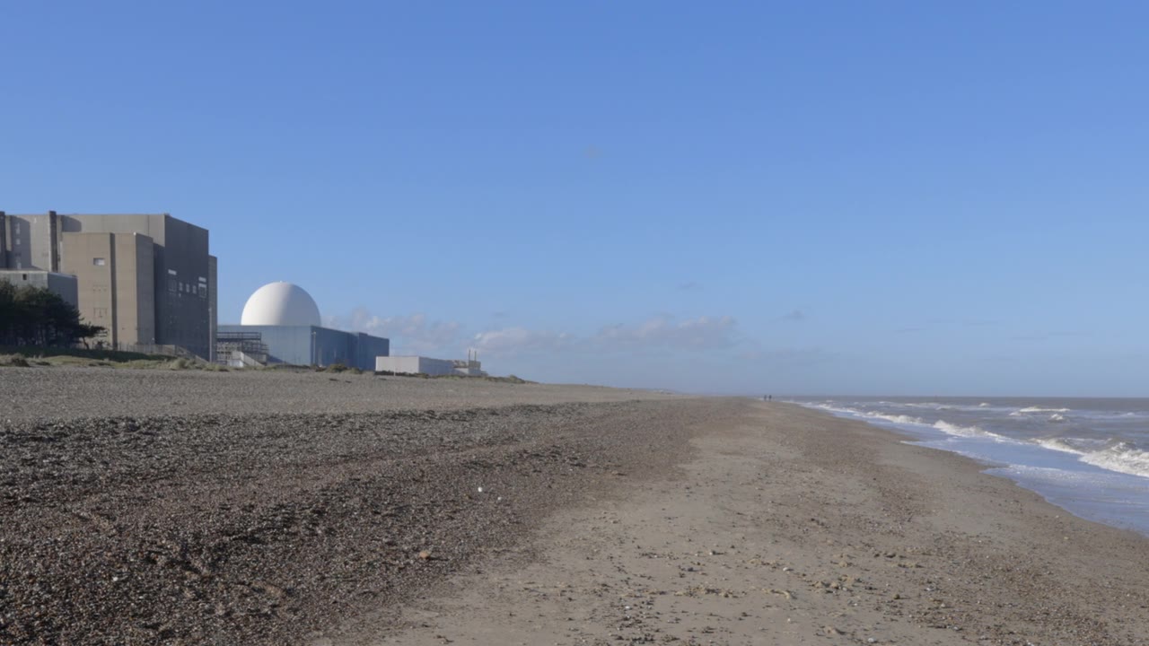 英国萨福克郡的Sizewell海滩和核电站视频素材画面1