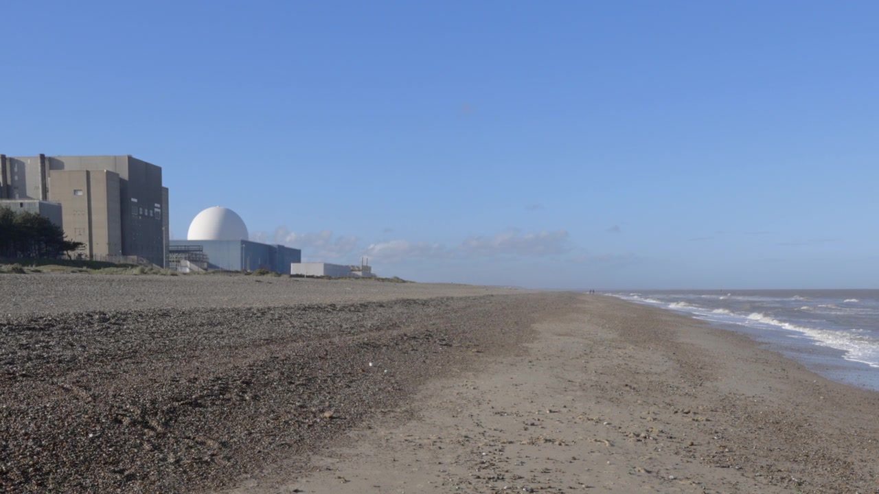 英国萨福克郡的Sizewell海滩和核电站视频素材画面3