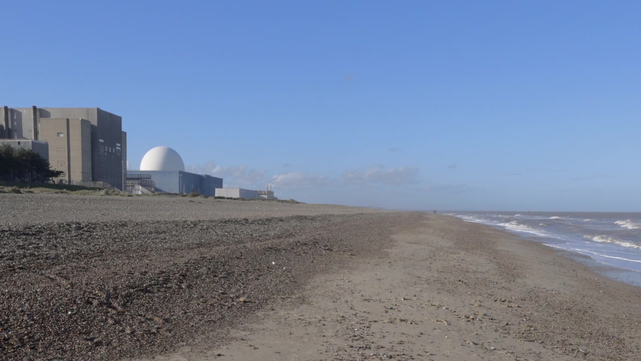 英国萨福克郡的Sizewell海滩和核电站视频素材画面4