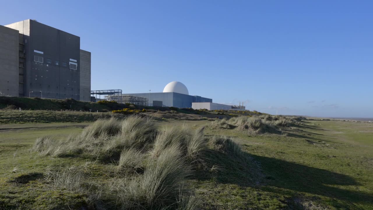 英国萨福克郡的Sizewell海滩和核电站视频素材画面1