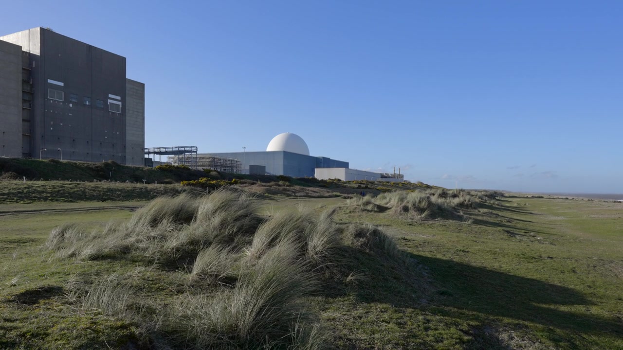英国萨福克郡的Sizewell海滩和核电站视频素材画面2