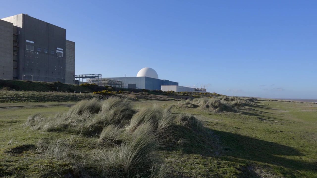 英国萨福克郡的Sizewell海滩和核电站视频素材画面3