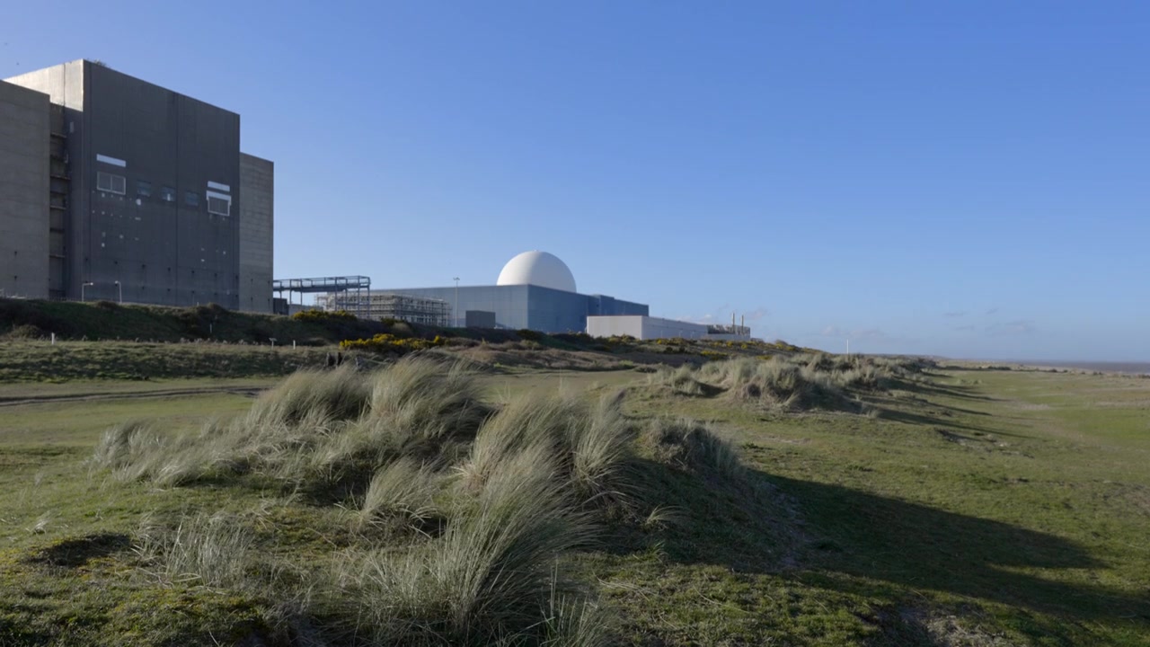 英国萨福克郡的Sizewell海滩和核电站视频素材画面4
