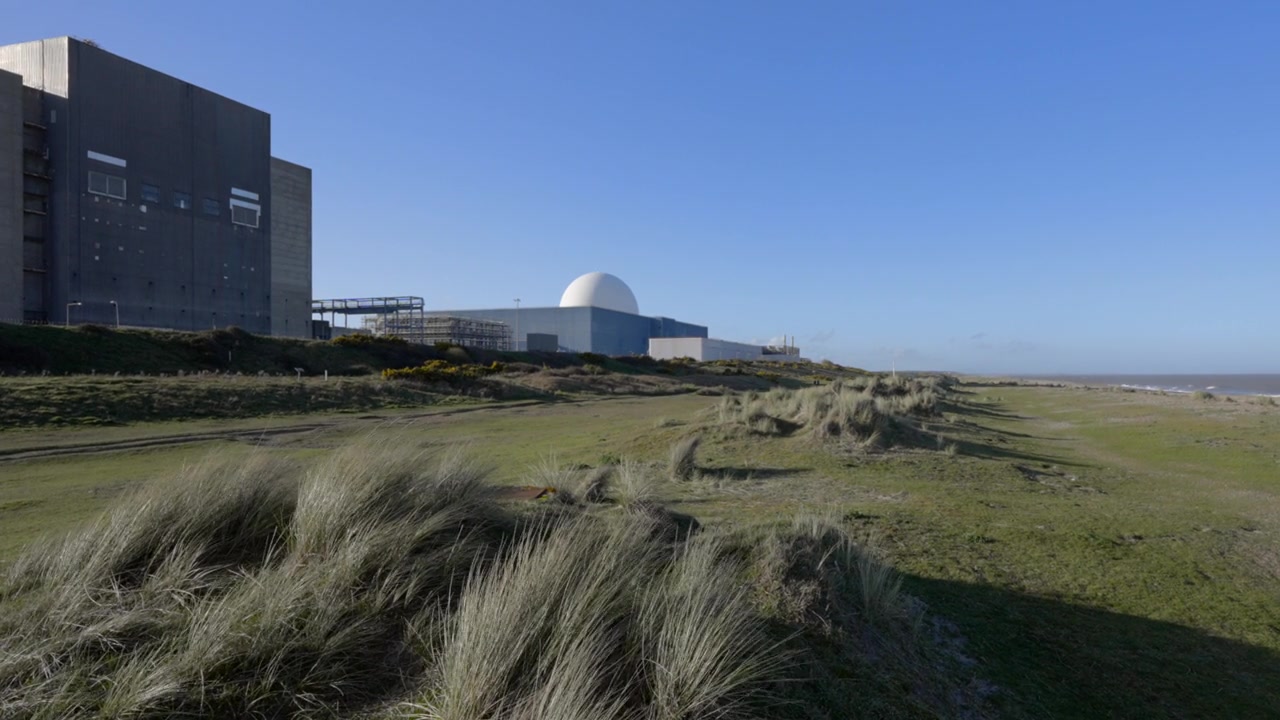 英国萨福克郡的Sizewell海滩和核电站视频素材画面2