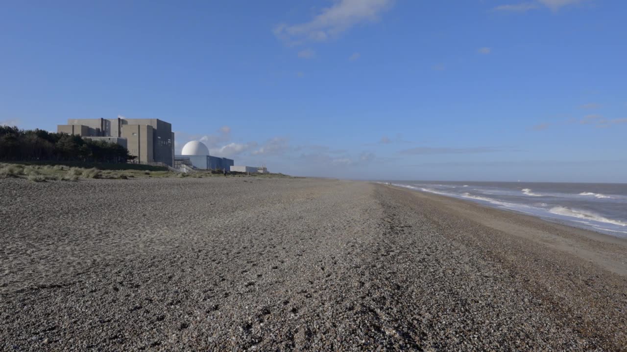 英国萨福克郡的Sizewell海滩和核电站视频素材画面1