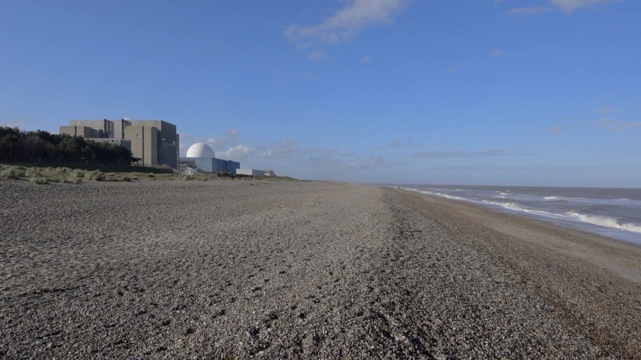 英国萨福克郡的Sizewell海滩和核电站视频素材画面2