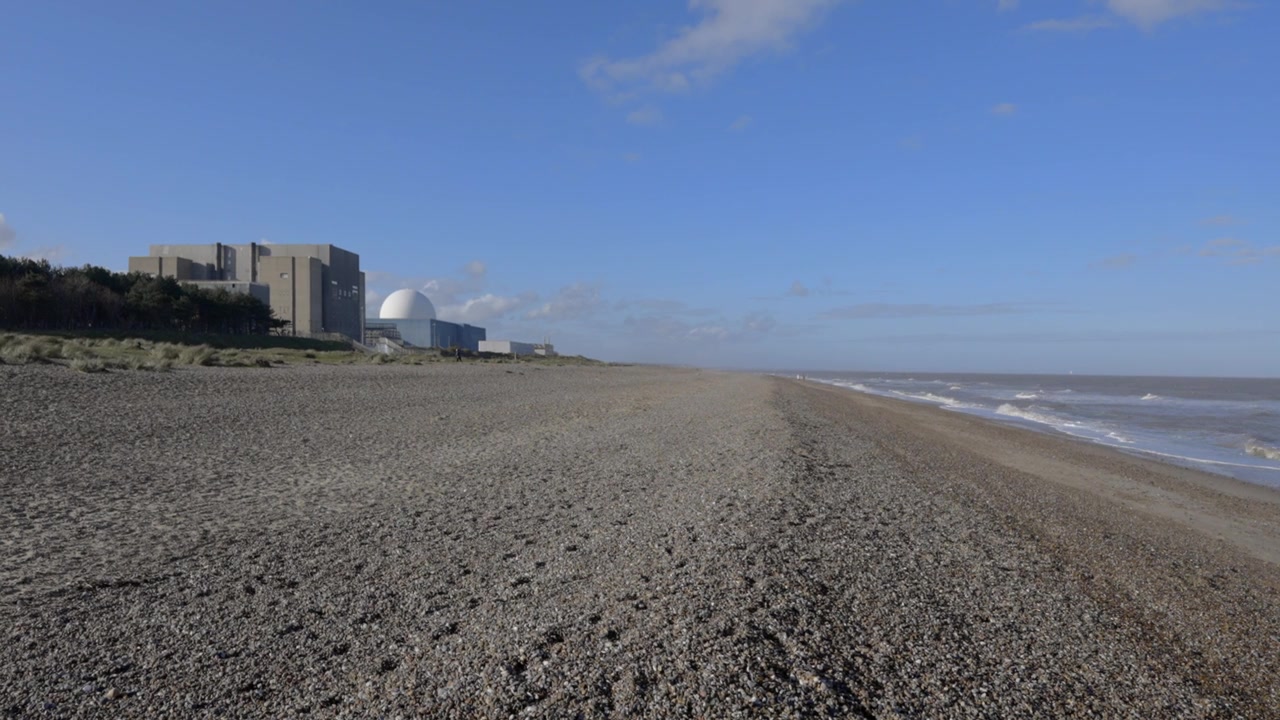 英国萨福克郡的Sizewell海滩和核电站视频素材画面3