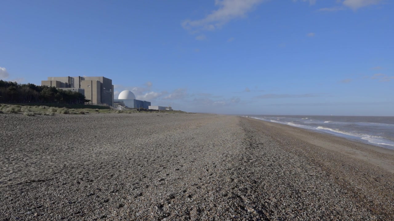英国萨福克郡的Sizewell海滩和核电站视频素材画面4