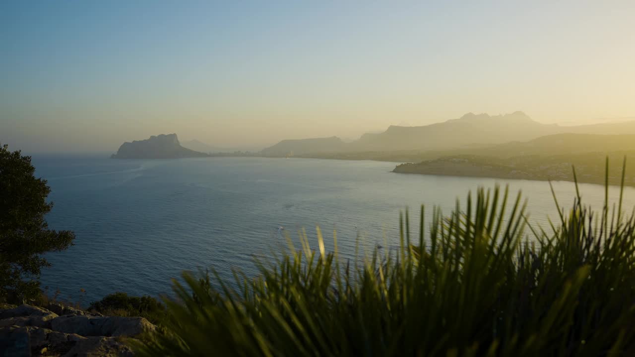 夏天，西班牙海岸上五彩缤纷的日落，从高处俯瞰平静的大海视频素材