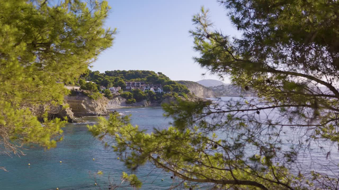 望着美丽的海景，沿着壮观的地中海海滩眺望视频素材