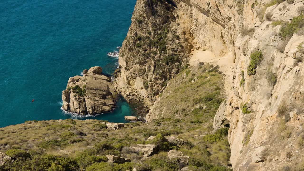 俯瞰清澈湛蓝的海水，美丽的西班牙海岸一览无余视频素材