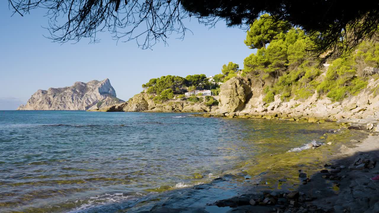 僻静的岩石海滩和西班牙地中海海岸，阳光明媚的夏日早晨是热门的旅游目的地视频下载