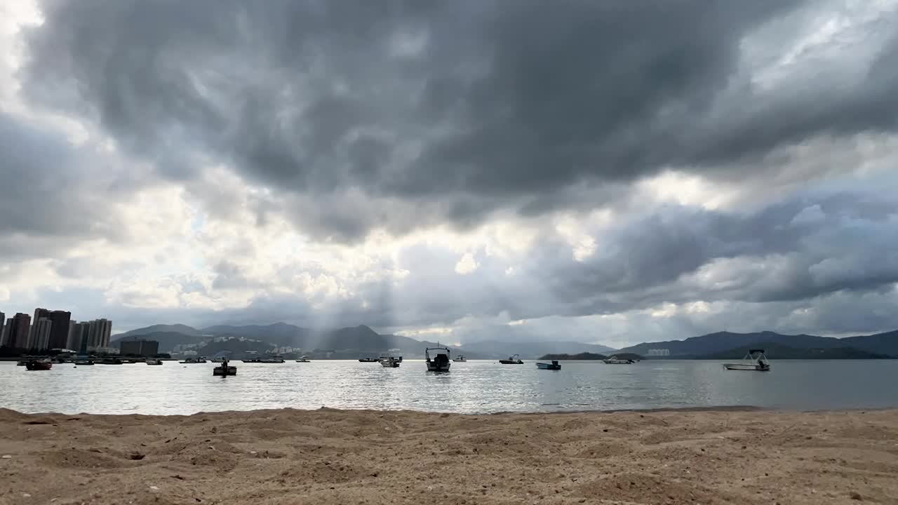 耶稣的光和阳光穿过暴风雨的云香港马鞍山视频下载