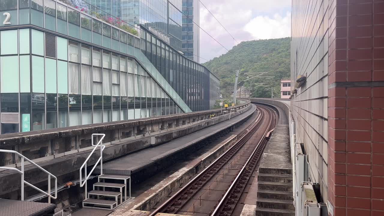 往屯门的列车抵达港铁香港月台视频素材