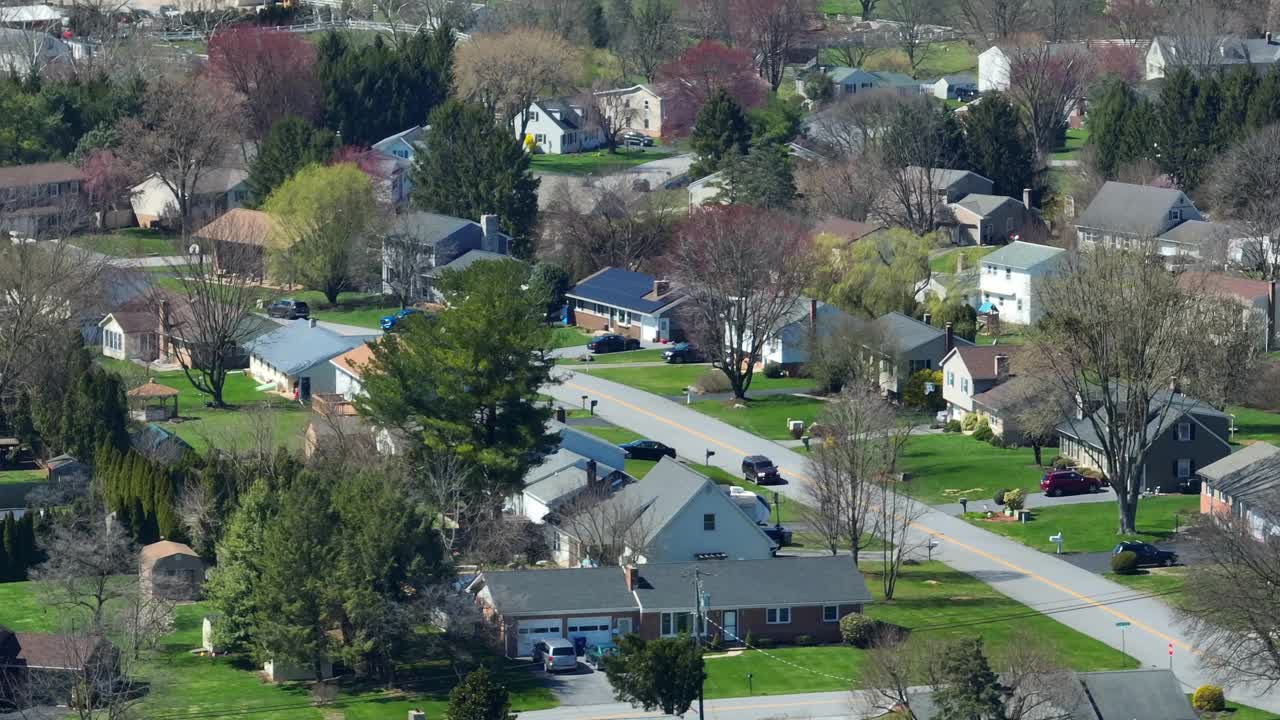 一大片住宅区的航拍照片。美国的住宅郊区。一般邻里主题。视频素材