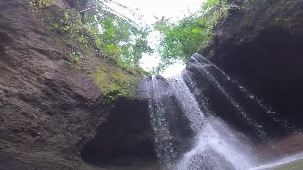 印度尼西亚巴厘岛乌布附近的雨林中的苏瓦特瀑布。观点。视频素材