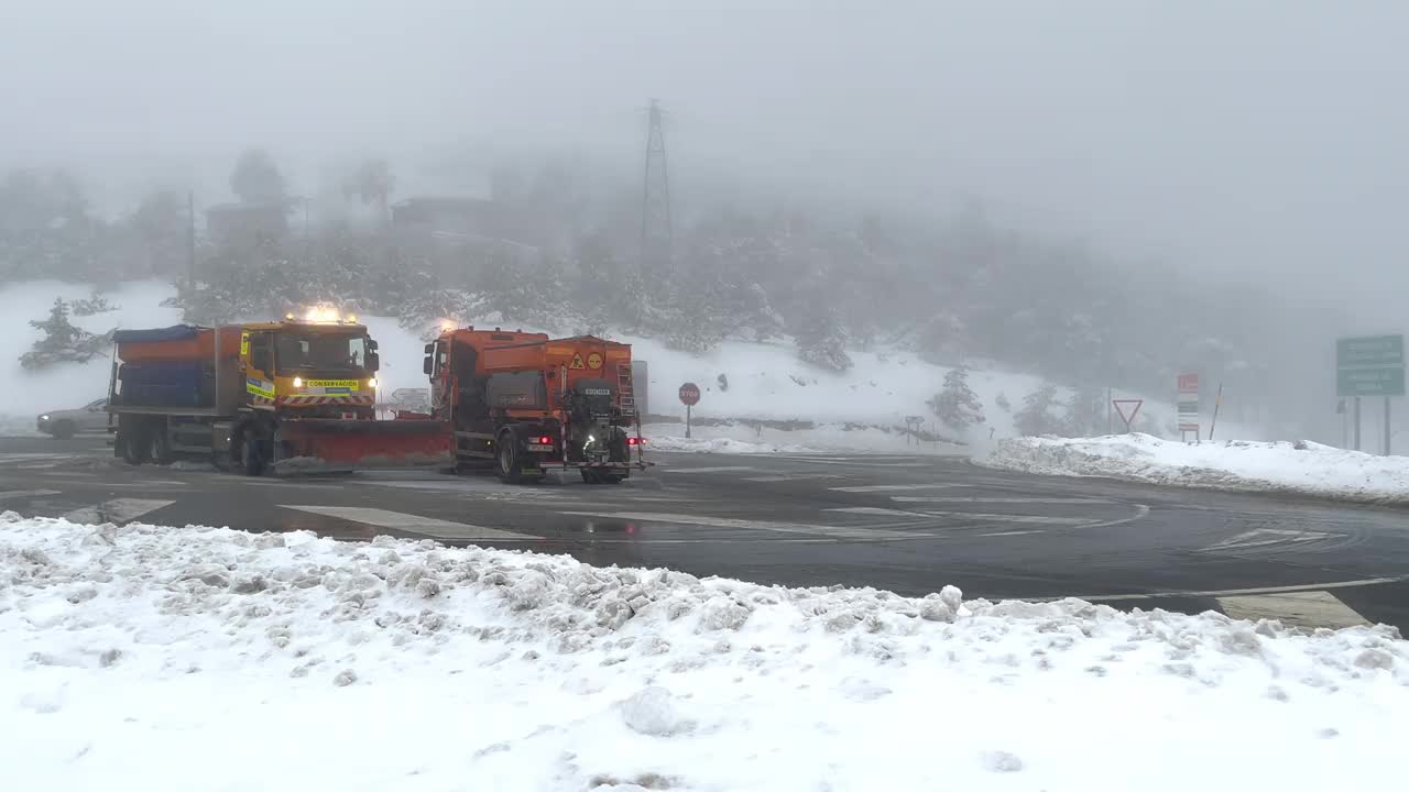 雪犁在暴风雪中准备清理道路视频下载