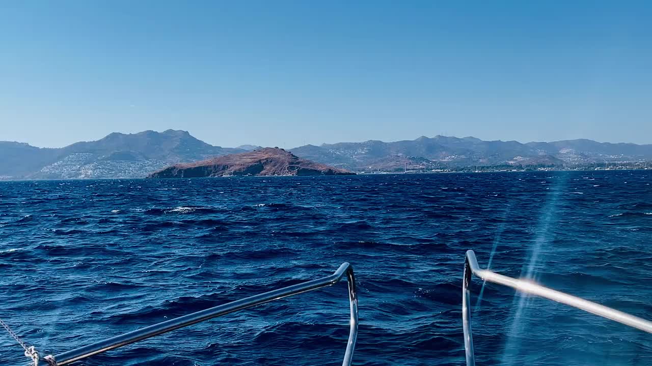 游艇甲板俯瞰波光粼粼的碧海，夏日度假视频下载