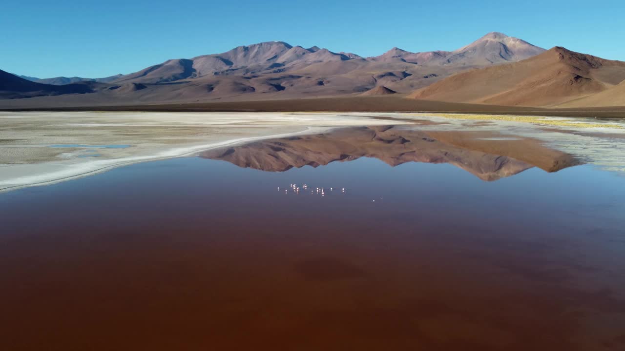 自然立交桥:智利沙漠中的咸水泻湖反映了山脉视频素材