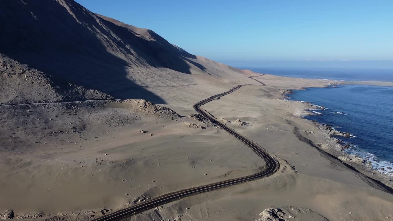 黑色柏油公路穿过海岸沙漠，智利的海洋海岸视频素材