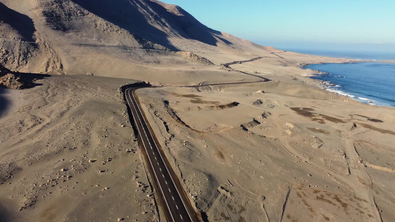 阿塔卡马海岸公路穿过海岸上的沙山，智利视频素材