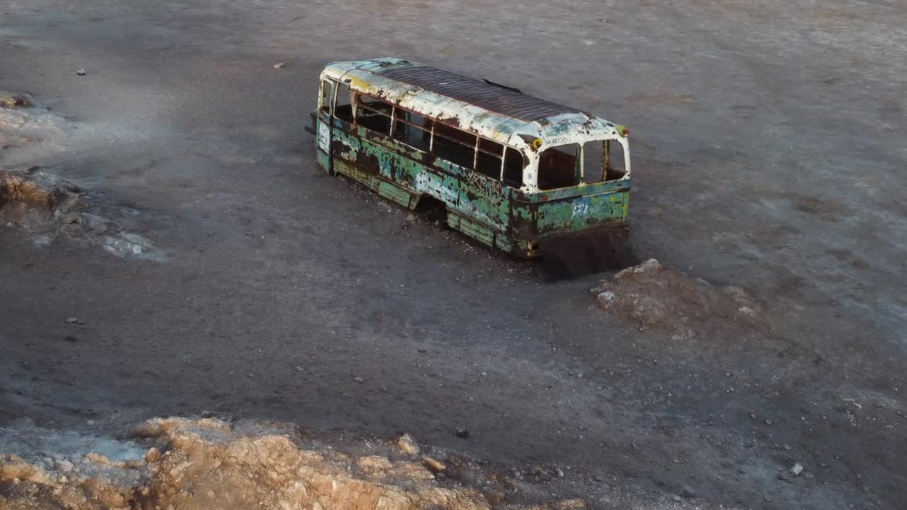 空中降落到智利偏远沙漠的神奇巴士旅游景点视频素材