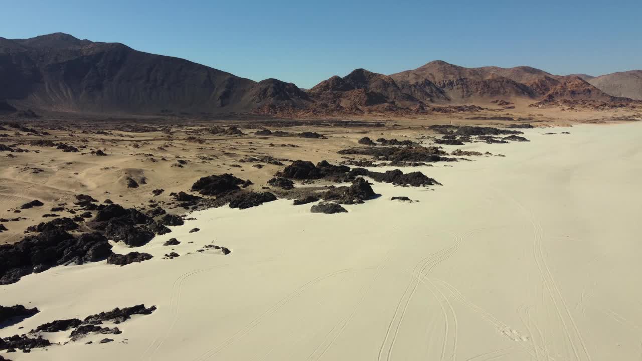 金色的阴影在高山沙漠景观空中，沙子和岩石视频素材