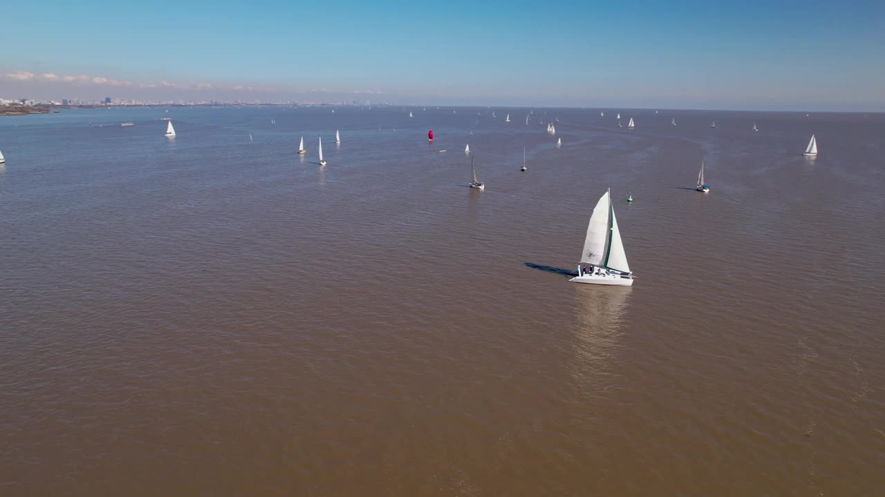 双体船与舰队在波光粼粼的河上航行——空中全景视频素材