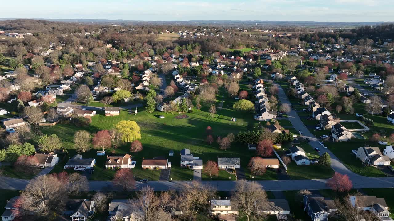 美国郊区社区。建立美国郊区街道的镜头。住宅独栋住宅，绿树成荫，春暖花开。航拍卡车广角镜头。视频素材