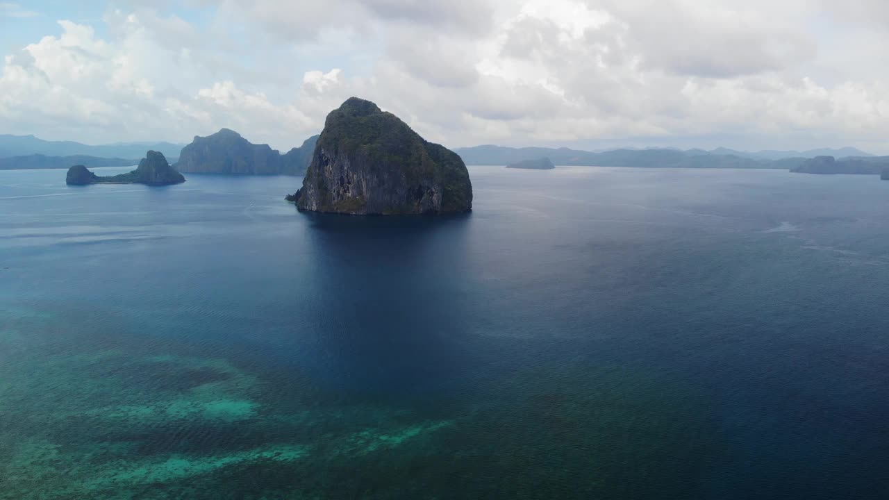 石灰岩悬崖岛海景，鸟瞰图视频素材