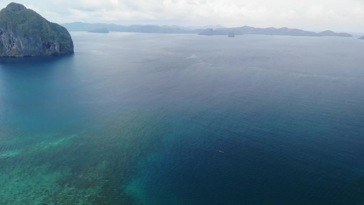 海洋中热带岛屿的鸟瞰图视频素材