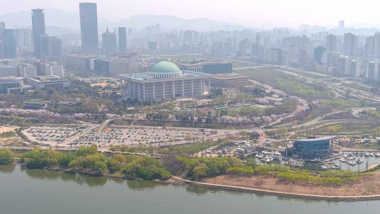 汉江、麻浦区、永登浦区、汝矣岛、金融区、汝矣岛路、奥林匹克广场、国会大厦、汉江公园、春景、樱花视频素材