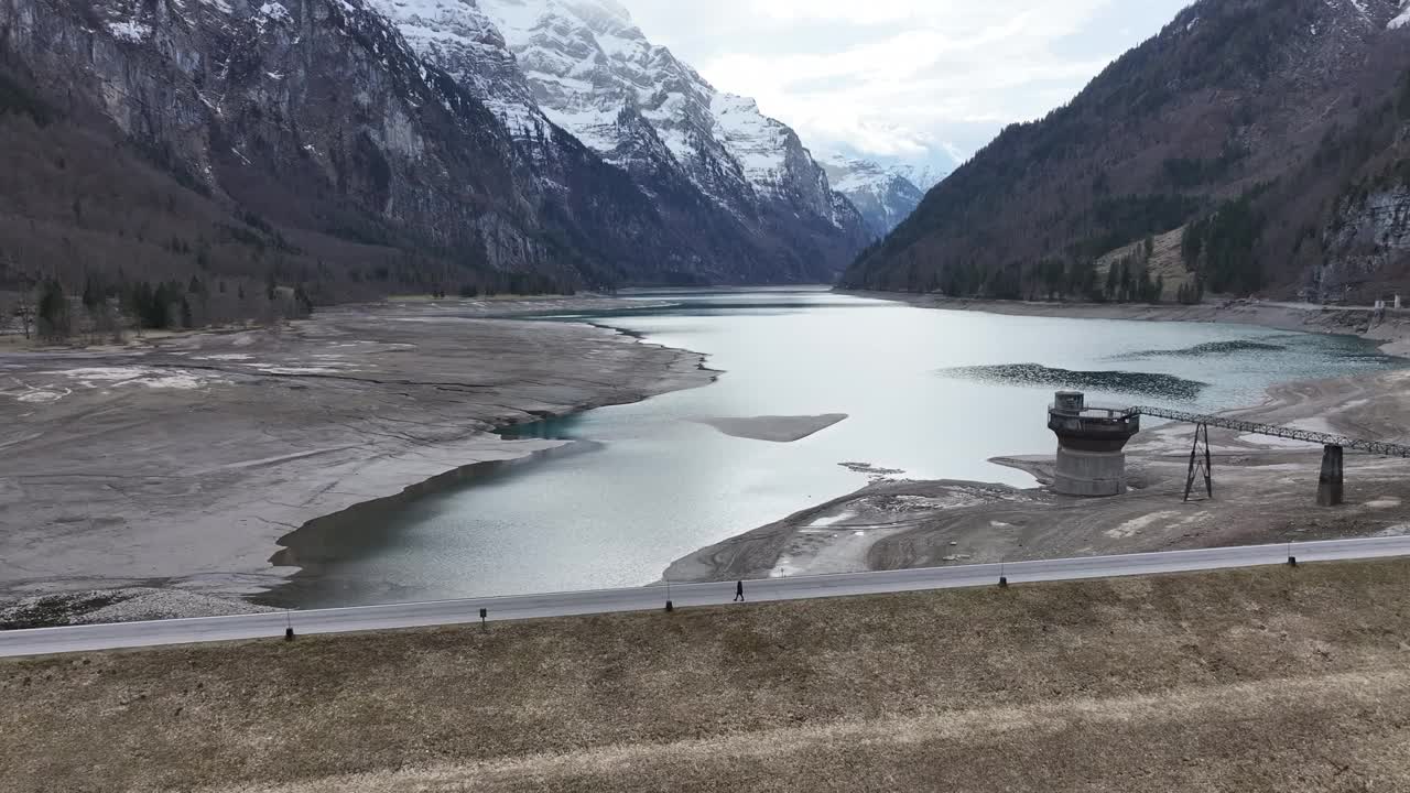 汽车穿越阿尔卑斯湖Klöntalersee，瑞士视频素材