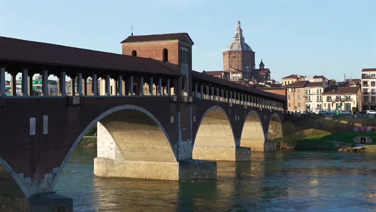 美丽的帕维亚全景，Ponte cooperto(有盖桥)是在阳光明媚的日子里帕维亚提契诺河上的一座桥，帕维亚大教堂背景，意大利视频素材