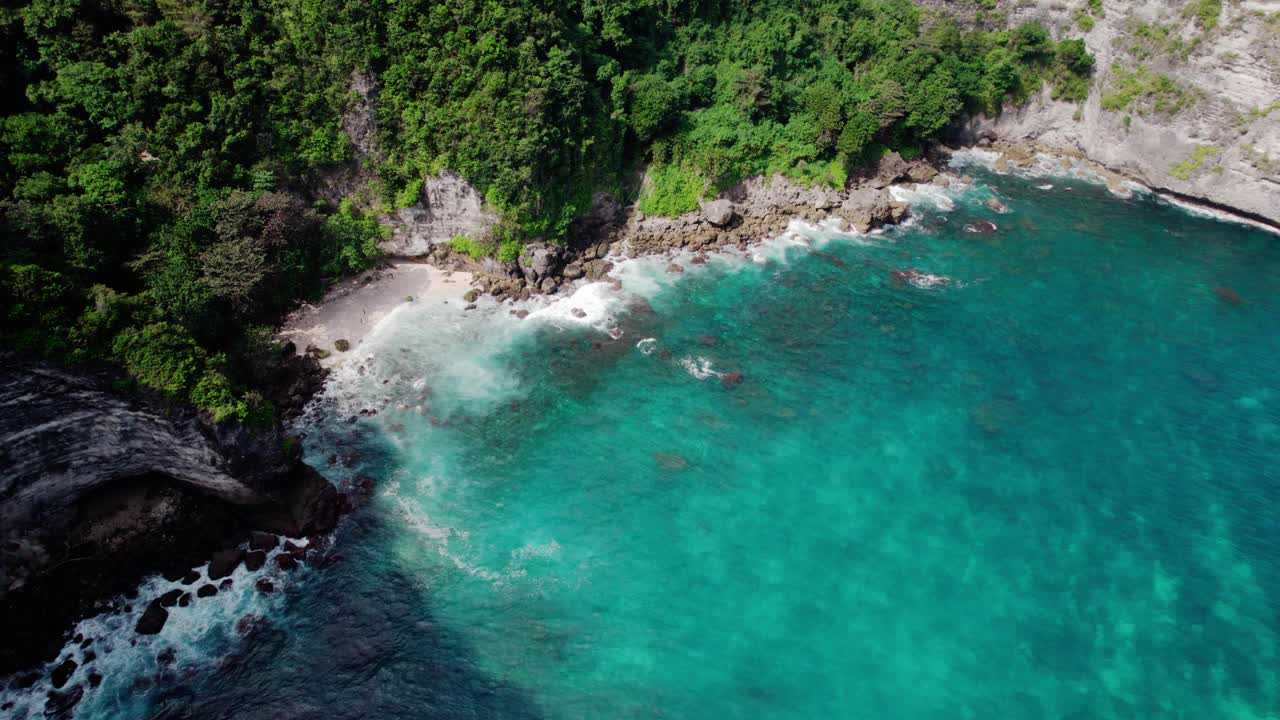 鸟瞰印尼巴厘岛努沙佩尼达幽静的石灰岩悬崖海滩。后拉倾斜射击视频素材