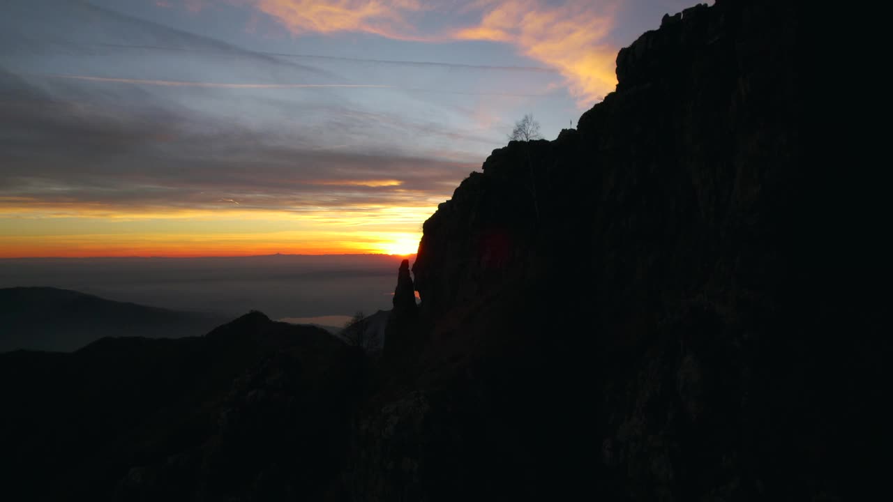 空中无人机在意大利北部雷塞戈内山脉的日落景象视频素材