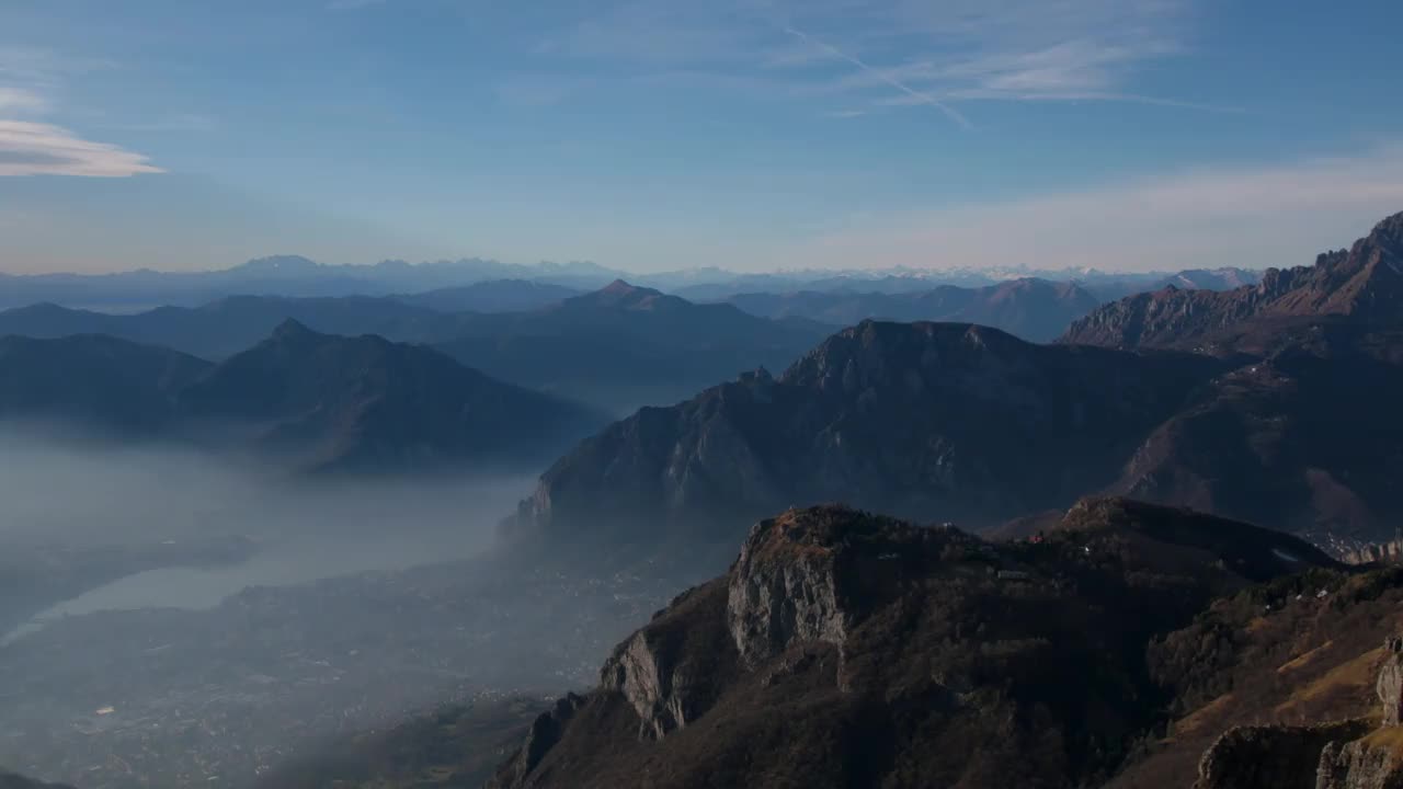 空中无人机全景拍摄的雷塞戈内山脉与雾在意大利北部的意大利阿尔卑斯山视频素材