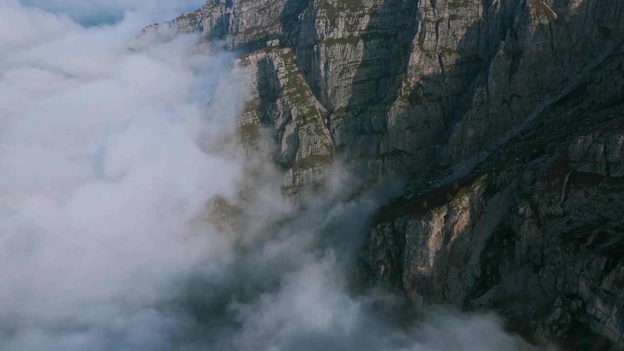 意大利北部的雷塞戈涅山顶在阴天被雾笼罩视频素材