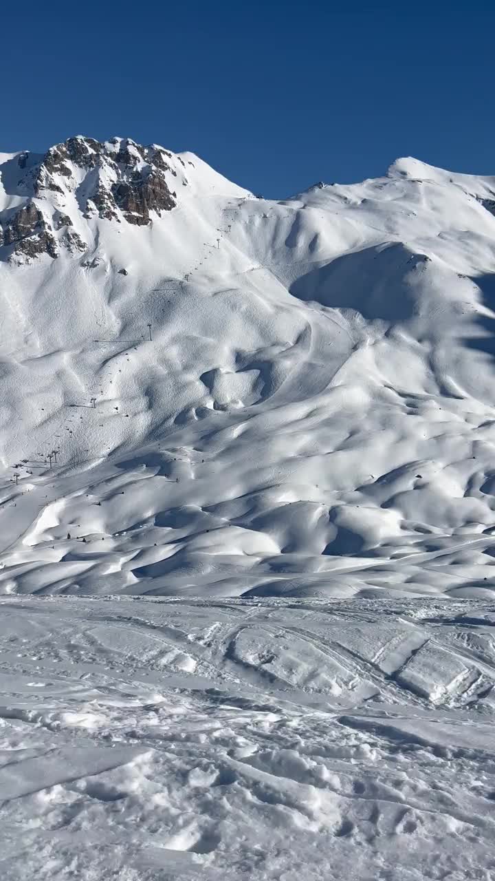 冬季的Courchevel滑雪场景色视频素材