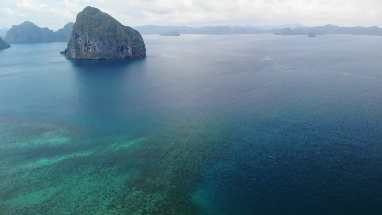 巴库特群岛的石灰岩岛屿和珊瑚礁的空中无人机视图视频素材