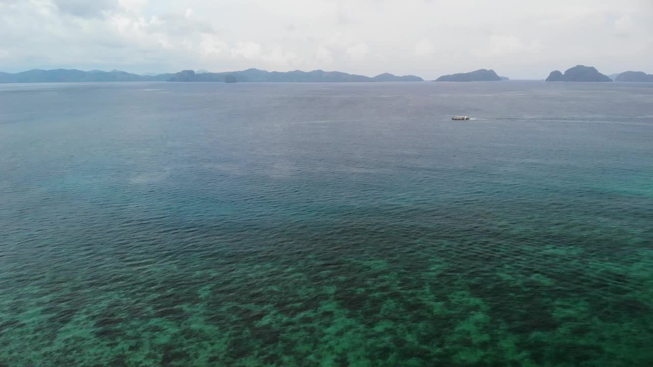 一艘在海洋上航行的木制摩托艇的鸟瞰图视频素材