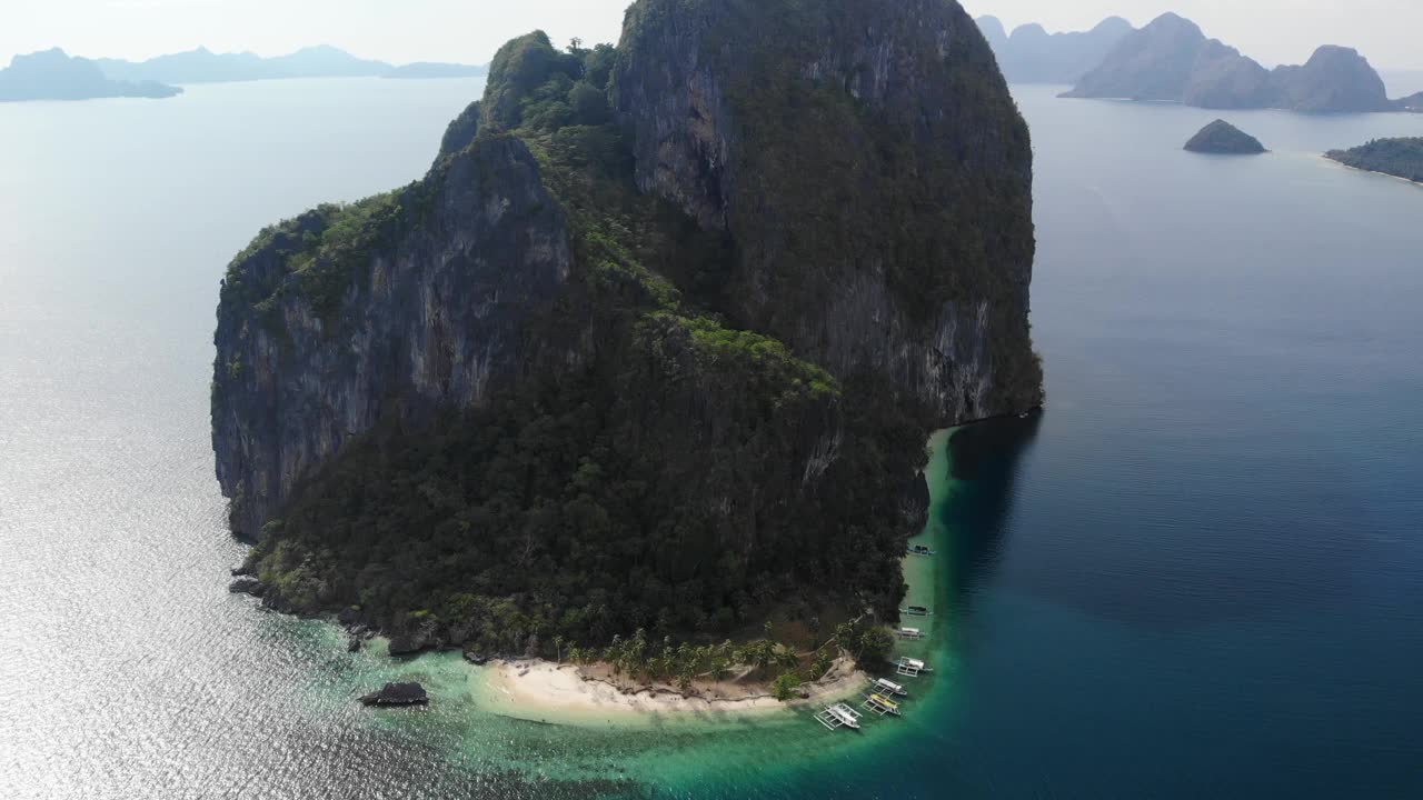 热带石岛与海滩和船只，鸟瞰图视频素材