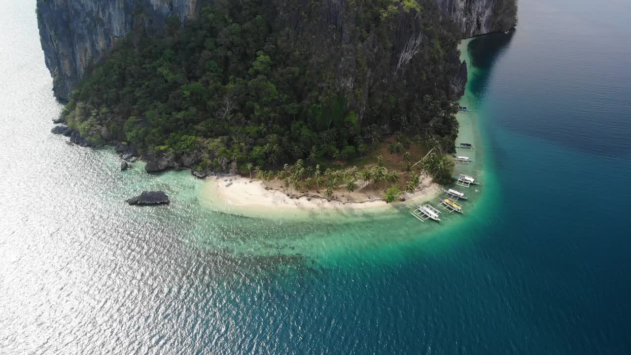 有海滩的石灰岩岛，鸟瞰图视频素材